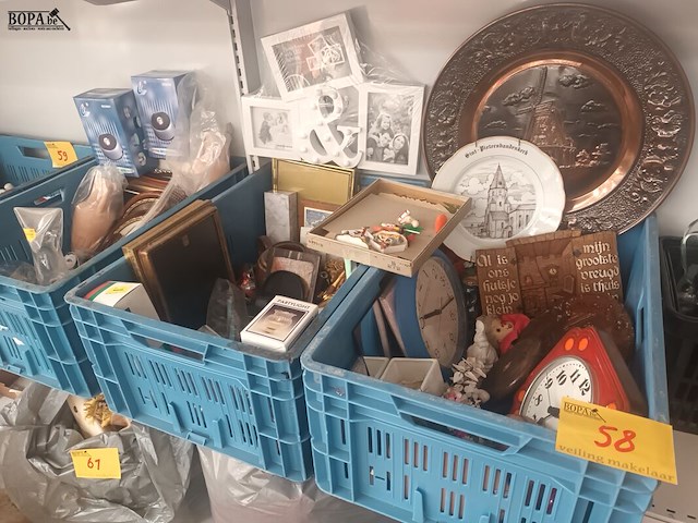 Lot 58 - decoratie. 3 bakken - afbeelding 1 van  7
