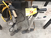 Lot 58 - fietspompen - 2 stuks - afbeelding 1 van  3