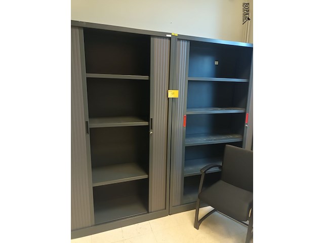 Lot 58 - hoge roldeurkast. 2 stuks - afbeelding 1 van  4