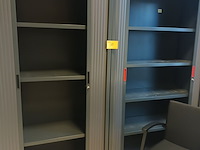 Lot 58 - hoge roldeurkast. 2 stuks - afbeelding 1 van  4