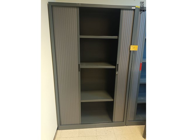 Lot 58 - hoge roldeurkast. 2 stuks - afbeelding 2 van  4