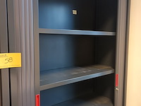 Lot 58 - hoge roldeurkast. 2 stuks - afbeelding 3 van  4