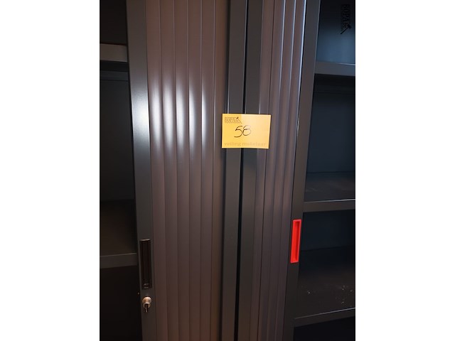 Lot 58 - hoge roldeurkast. 2 stuks - afbeelding 4 van  4