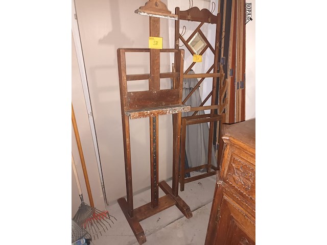 Lot 58 - houten schildersezel - afbeelding 1 van  3