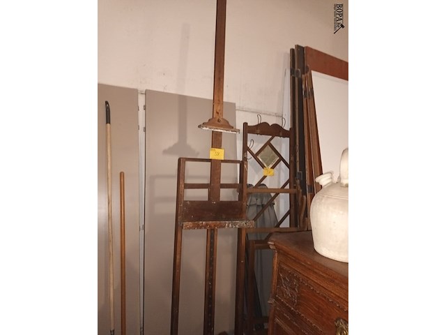 Lot 58 - houten schildersezel - afbeelding 2 van  3