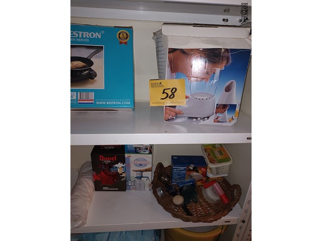 Lot 58 - huisraad en verpakkingsmateriaal. inhoud rek - afbeelding 1 van  5