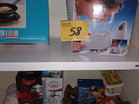 Lot 58 - huisraad en verpakkingsmateriaal. inhoud rek - afbeelding 1 van  5