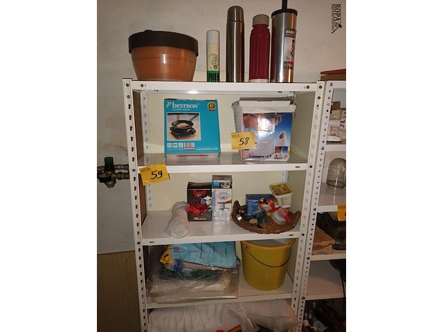 Lot 58 - huisraad en verpakkingsmateriaal. inhoud rek - afbeelding 2 van  5