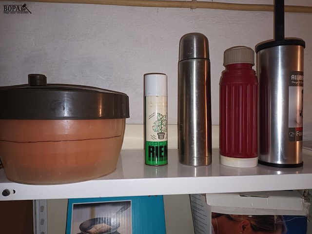 Lot 58 - huisraad en verpakkingsmateriaal. inhoud rek - afbeelding 3 van  5