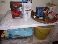 Lot 58 - huisraad en verpakkingsmateriaal. inhoud rek - afbeelding 5 van  5