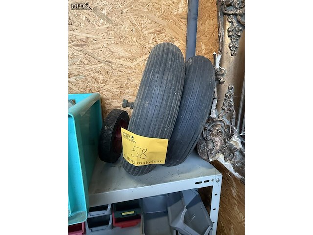 Lot 58 - kruiwagenwielen, groene luchtbandwielen met as - afbeelding 1 van  2