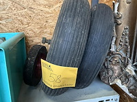Lot 58 - kruiwagenwielen, groene luchtbandwielen met as - afbeelding 1 van  2