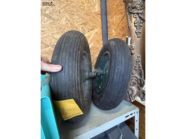 Lot 58 - kruiwagenwielen, groene luchtbandwielen met as - afbeelding 2 van  2