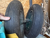 Lot 58 - kruiwagenwielen, groene luchtbandwielen met as - afbeelding 2 van  2