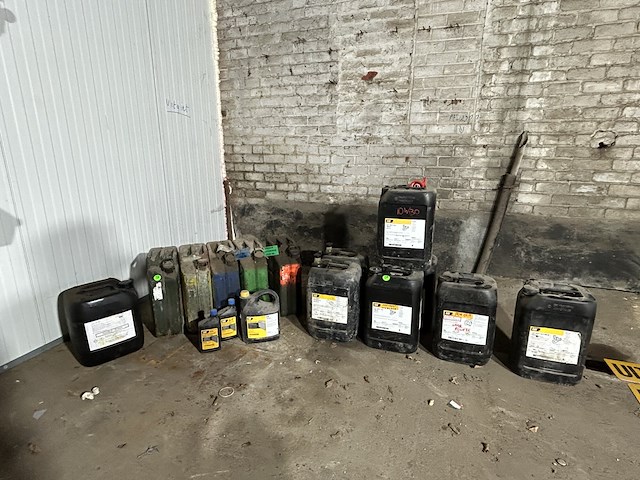 Lot 58 - lot diverse olieën - afbeelding 1 van  8