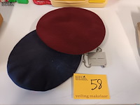 Lot 58 - militaire baretten abl en naamplaatje - afbeelding 1 van  4
