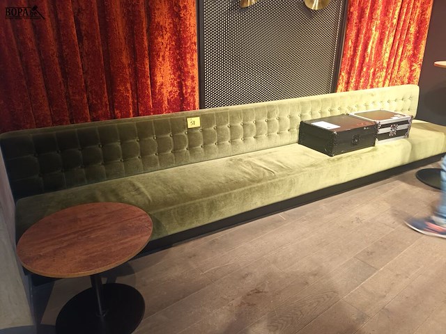 Lot 58 - muurbank in groene velours - afbeelding 1 van  3