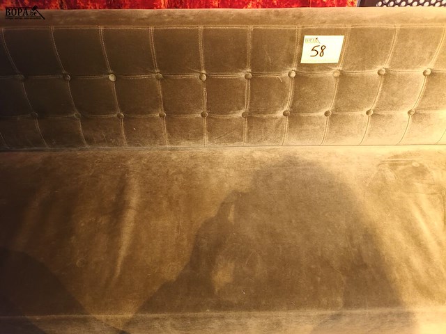 Lot 58 - muurbank in groene velours - afbeelding 2 van  3