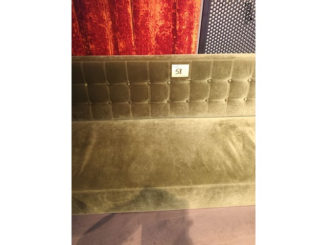 Lot 58 - muurbank in groene velours - afbeelding 3 van  3