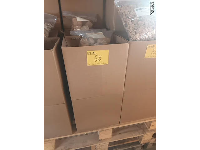 Lot 58 - rookhout chunks beuk 1 kg. 17 stuks - afbeelding 1 van  3