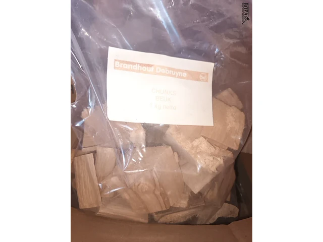 Lot 58 - rookhout chunks beuk 1 kg. 17 stuks - afbeelding 2 van  3