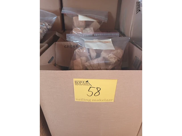 Lot 58 - rookhout chunks beuk 1 kg. 17 stuks - afbeelding 3 van  3