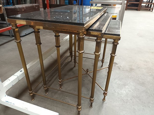 Lot 58 - set van 3 nesttafeltjes - afbeelding 2 van  4
