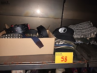 Lot 58 - sjaals, petjes en riemen - afbeelding 1 van  4