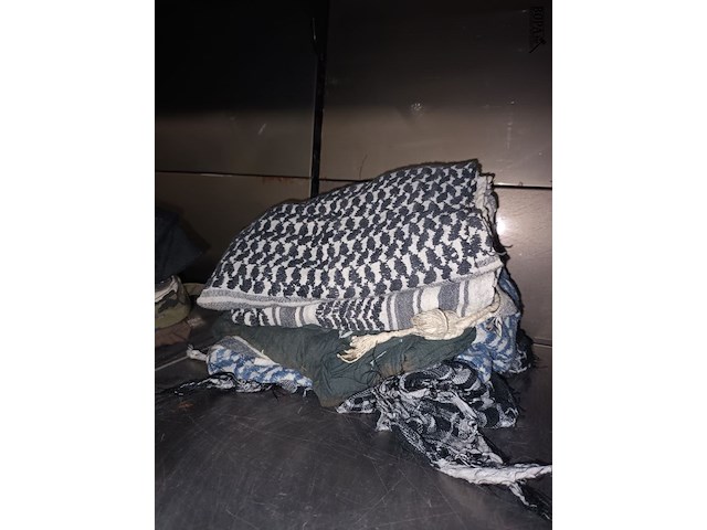 Lot 58 - sjaals, petjes en riemen - afbeelding 2 van  4