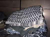 Lot 58 - sjaals, petjes en riemen - afbeelding 2 van  4