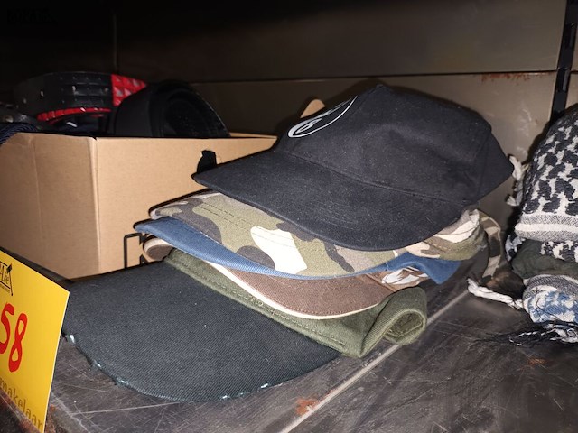 Lot 58 - sjaals, petjes en riemen - afbeelding 3 van  4