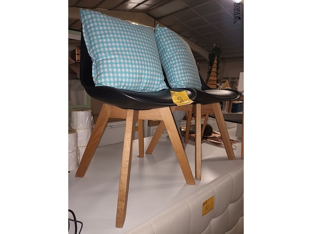 Lot 58 - stoel met kussen. 2 stuks - afbeelding 1 van  3