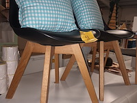Lot 58 - stoel met kussen. 2 stuks - afbeelding 1 van  3