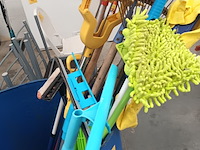 Lot 58 - ton met poets- en tuinmateriaal - afbeelding 2 van  5
