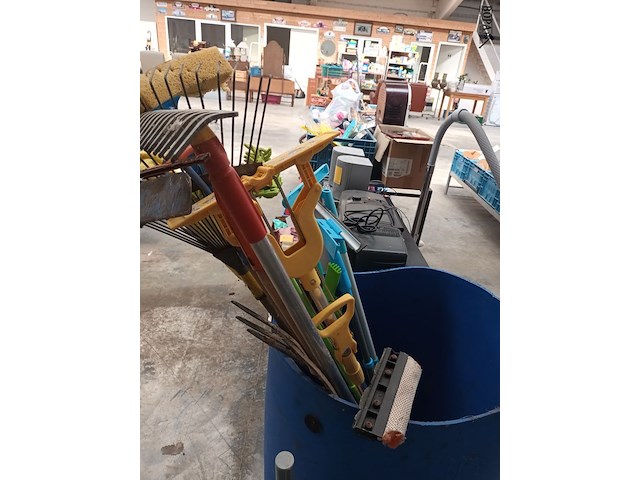 Lot 58 - ton met poets- en tuinmateriaal - afbeelding 3 van  5