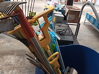 Lot 58 - ton met poets- en tuinmateriaal - afbeelding 3 van  5
