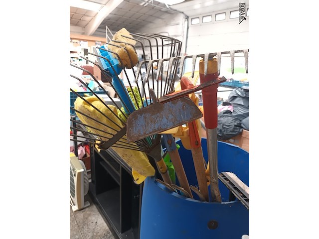 Lot 58 - ton met poets- en tuinmateriaal - afbeelding 4 van  5