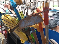 Lot 58 - ton met poets- en tuinmateriaal - afbeelding 4 van  5