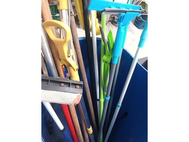 Lot 58 - ton met poets- en tuinmateriaal - afbeelding 5 van  5