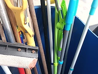 Lot 58 - ton met poets- en tuinmateriaal - afbeelding 5 van  5