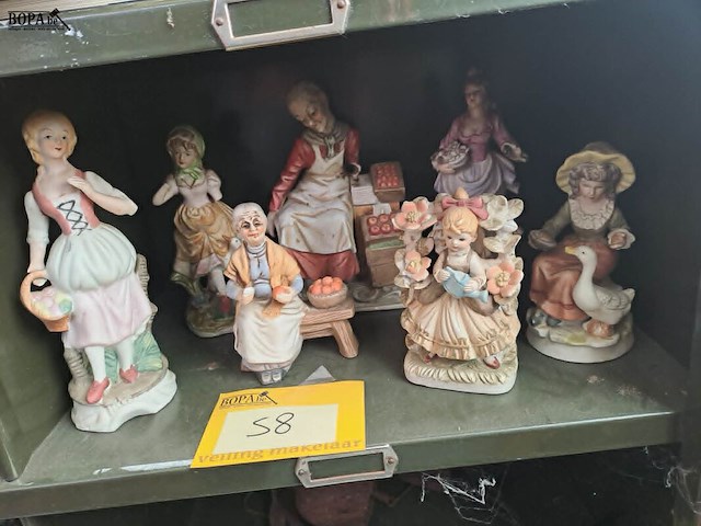 Lot 58 - verzameling porseleinen beeldjes - afbeelding 1 van  4