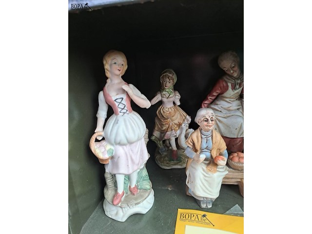 Lot 58 - verzameling porseleinen beeldjes - afbeelding 2 van  4