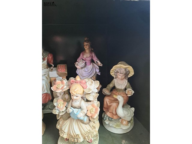 Lot 58 - verzameling porseleinen beeldjes - afbeelding 3 van  4