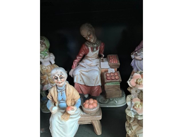 Lot 58 - verzameling porseleinen beeldjes - afbeelding 4 van  4