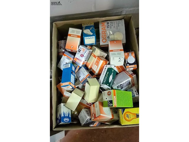 Lot 58 - volle bananendoos diverse lampen - afbeelding 1 van  1