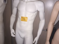 Lot 58 - witte paspop man op voet - afbeelding 1 van  4