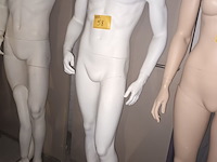 Lot 58 - witte paspop man op voet - afbeelding 2 van  4