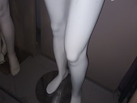 Lot 58 - witte paspop man op voet - afbeelding 3 van  4