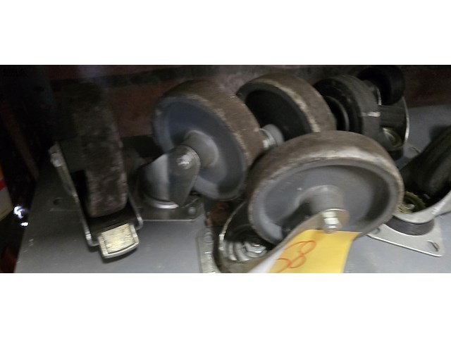 Lot 58 - zwenkwielen 8 stuks - afbeelding 2 van  4