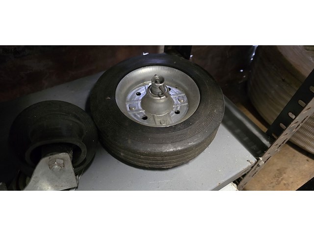 Lot 58 - zwenkwielen 8 stuks - afbeelding 4 van  4